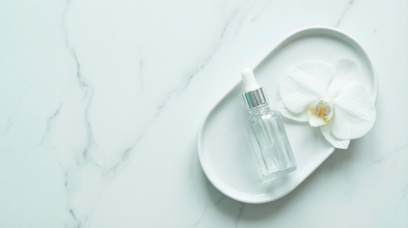 Loomulik ilu esteetilises meditsiinis – valge orhidee ja seerum marmorlaual